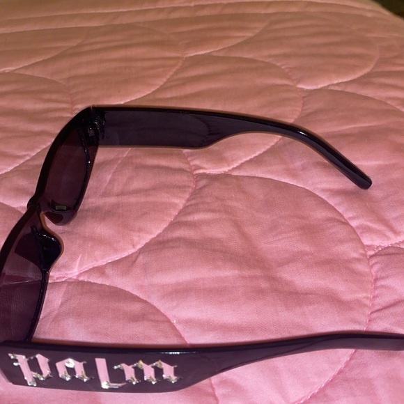 Im selling my black palm angel shade I bought for prom graduation.I’m negotiable - Picture 6 of 6